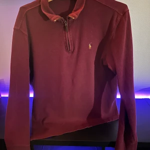 Vinröd ralph lauren halfzip - En riktigt trevlig halfzip, den är använd men har inga hål eller fläckar. Storlek medium. 