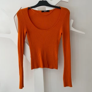 Långärmad topp  - Långärmad topp från Bik bok som har en v-skurning i slutet av ärmen 