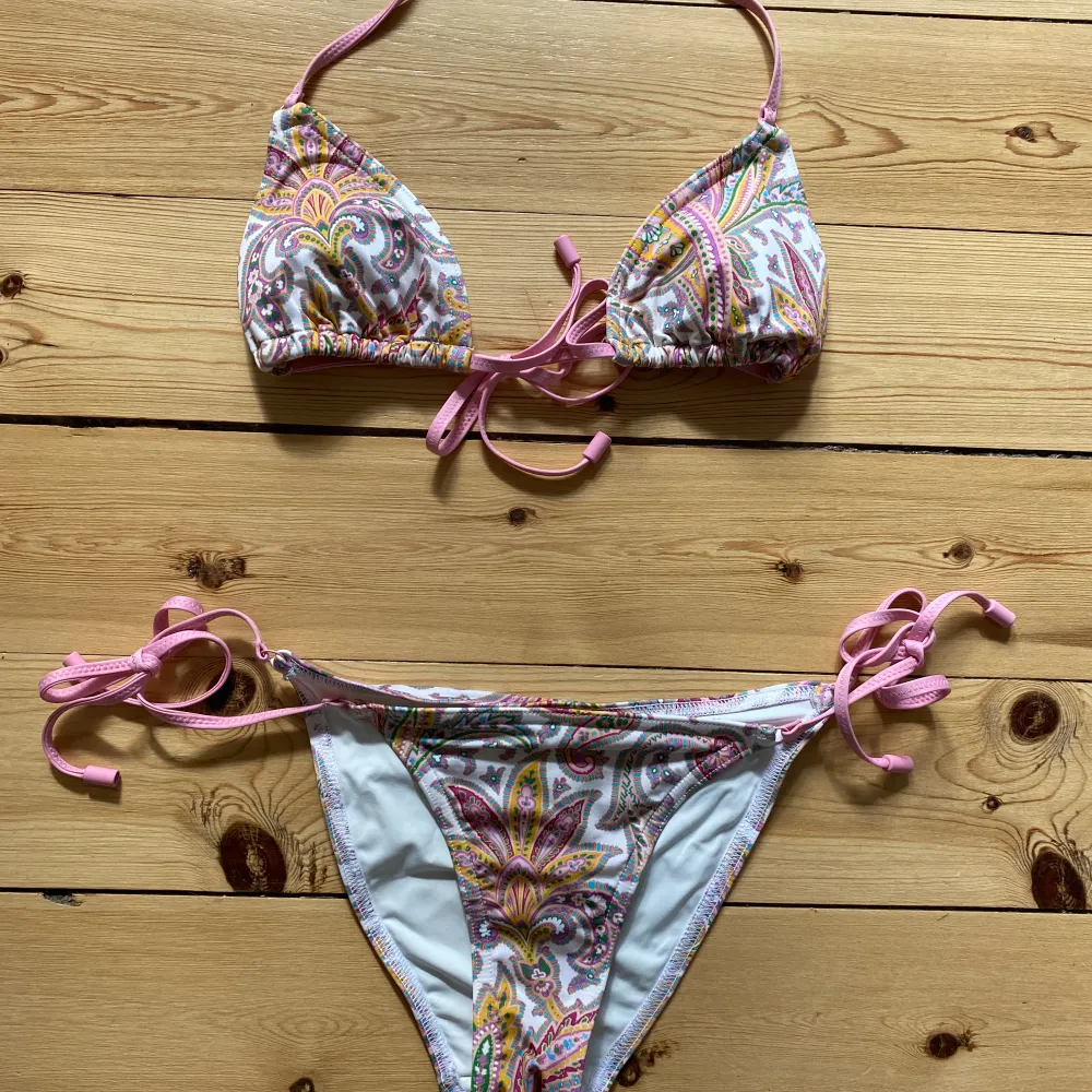 Köpte denna superfina bikini som är strl M men skulle mer säga att den passar en S! Helt oanvänd! Köptes för 2000 men säljer för 500❤️ skriv för fler bilder. Accessoarer.