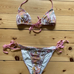 Zimmerman bikini - Köpte denna superfina bikini som är strl M men skulle mer säga att den passar en S! Helt oanvänd! Köptes för 2000 men säljer för 500❤️ skriv för fler bilder