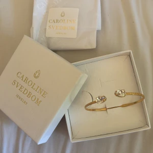 caroline svedbom armband - caroline svedbom armband/bangle petite drop i guld. helt nytt med ask. aldirg använt. kan tänka mig byta mot ett exakt likadant fast i silver, såklart helt nytt eller sälja för 550.