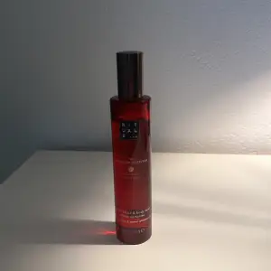 Hår och body mist  testad några gånger och finns mer än halva flaskan kvar