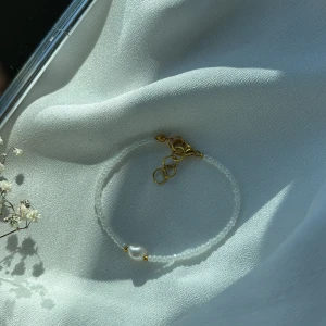 Handgjort armband 🤍 - .