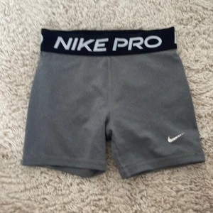 Nike pro shorts - Jätte fina Nike pro short som är köpta för ett bra tag sen. Andvänder inte längre. Orginal pris ligger runt 320kr. Storlek L i barn.  Rökfritt hem