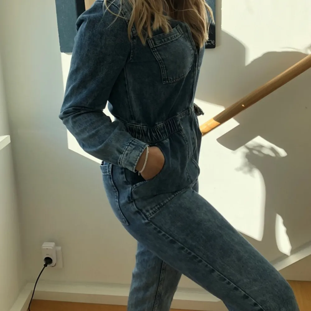 Fin jeansjumpsuit i bra skick💙. Jeans & Byxor.