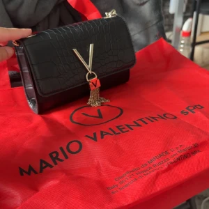 Valentino väska  - Säljer min helt ny och äkta valentino väska, väskan är aldrig använt då det var inte min stil, super fin nu till sommaren 