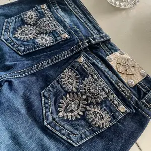 Halloj! Säljer ett par uuuuur snygga lågmidjade Miss Me jeans som tyvärr inte passar längre :(  Inga defekter/som nya! 🌸 Ny pris : ca 1500kr