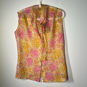 Vintage sommarblusw - Den var i present men för liten så söker efter ny ägare :)  Prislapp och allt kvar!  200 i butik Storlek 14 motsvarar XL, men skulle säga att den passar L även . 