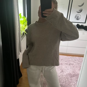 Stickad tröja - Snygg stickad tröja som passar till allt😍 Lite nopprig därför det låga priset!! 
