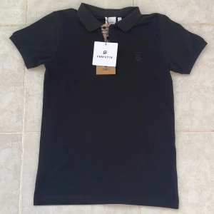 Burberry Pike - En riktigt snygg burberry pike för dig som vill se otroligt stilig ut inför sommaren ☀️😎  Piken är från Farfetch och storleken är small. Bara att höra av sig vid frågor, priset är inte hugget i sten! 👍