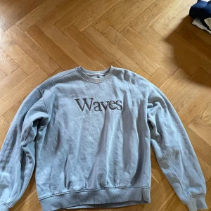 Vailent sweatshirt - En ljusblå vailent tjocktröja i storlek S. Tröjan han använts ett fåtal gånger och den har en liten vit fläck som knappt syns vid halsen.