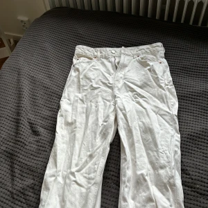 Vita jeans - High waist baggy jeans som knappt har använts