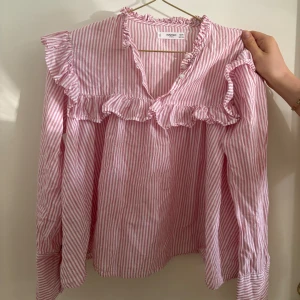 Blus - Fin blus och passar mig som är S💕
