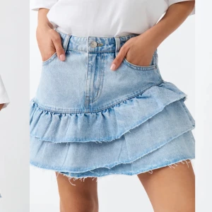 Jeanskjol gina - Säljer denna jeanskjol från Gina för att den inte kommer till användning 💕 nästan helt slutsåld. använd 1 gång. Strl 38, passar en S&M (pris kan diskuteras) 