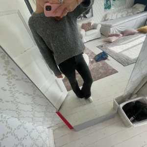 Bootcut jeans  - Högmidjade bootcut jeans med slits 🤩 Köpa på stradivarius i Spanien och är storlek 36 ❤️