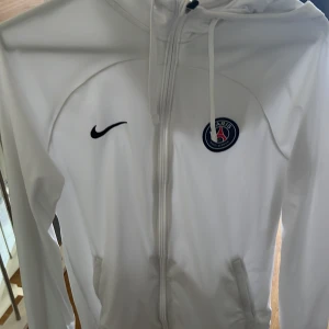 Äkta psg tröja  - Den är ganska fin men den är för stor för mig