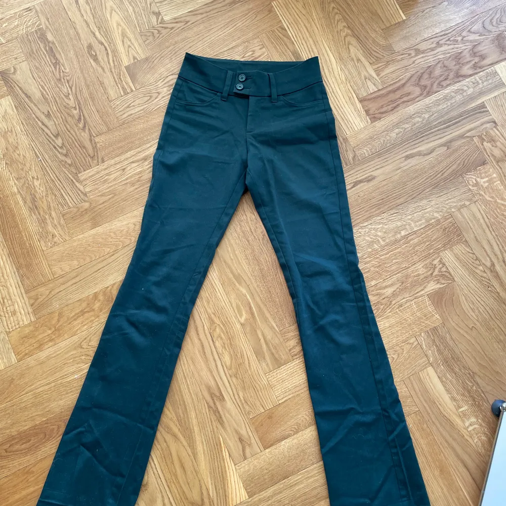Supersnygga lowwaist, mörkgröna kostymbyxor från Monki 🤩(säljs inte längre). Jeans & Byxor.