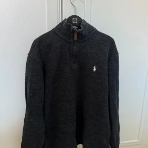 Polo zip  - Tja säljer min polo halv zip den är lite använd skick 8/10 skriv till mig om frågor