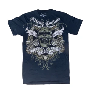 Xtreme Couture T-Shirt - Riktigt fet Xtreme Couture by Affliction Tisha, Skick 9/10 inga defekter osv, storlek: Medium, kom dm för ytterligare frågor 🙌