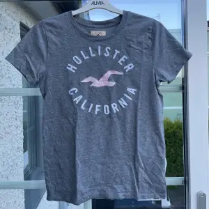 T-shirt från Hollister i oanvänt skick Storlek XS Skickar mer bilder om de efterfrågas Fraktkostnad tillkommer💕