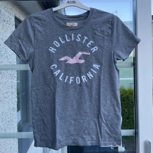 Hollister T-shirt - T-shirt från Hollister i oanvänt skick Storlek XS Skickar mer bilder om de efterfrågas Fraktkostnad tillkommer💕