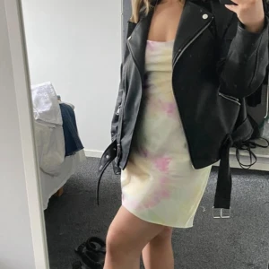 Satin klänning - Satin klänning från zara. Använd 1 gång.