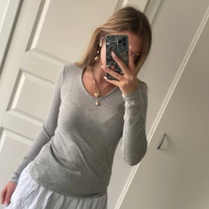 Superfin grå tröja - Grå långärmad tröja i stretchigt och skönt material, köpt second hand men kommer inte till användning.