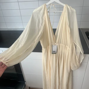 Klänning sommarklänning midsommar - Fin pastell gul klänning  Storlek M men mycket anpassningsbar Oanvänd med prislapp köpt förrförra året 