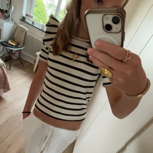 Randig t-shirt med volang  - Vit/svartrandig t-shirt med volanger från Zara, nästan aldrig använd🔥   Kontakta vid frågor! (Pris kan diskuteras) 