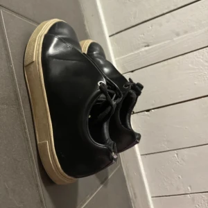 Eytys skor - Säljer då jag köpt nya. Är använda under 1 års tid. Har skrapats vid hälen och en litet defekt. Annars super fina.  Köpta 2000kr söljer 350kr