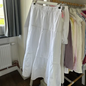 Vit kjol  - Vit kjol från Gina Tricoy. Aldrig använt. Storlek M.