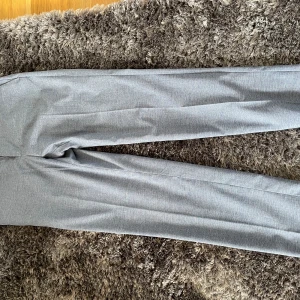 Stiliga linne kostym byxor  - Helt oanvända byxor från HM.  (prislapp kvar) Väldigt perfekt nu till midsommar och sommaren.  Jag är 175cm och dom är lite försmå för mig därför säljer jag dom.  Ny pris 399kr