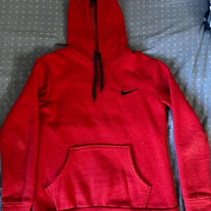 Hoodie  - Använd i mycket bra skick. Det är fleece innuti. 