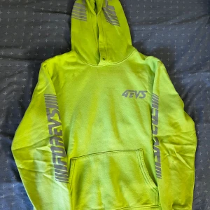 Hoodie - Neongrön Hoodie. Använd ett fåtal gånger och är i mycket bra skick. Sitter normalt på kroppen