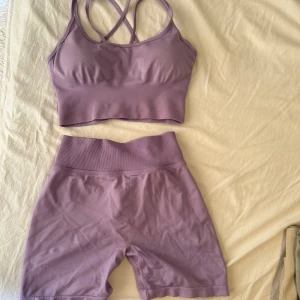 Träningsset - Träningsset från teveo, 200 för bara toppen och 300 för shortsen. Allt tillsammans 400kr 🥰