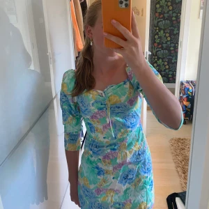 Söt klänning  - En jätte söt klänning. Använd 1 gång. I storlek XS. Jag är 1,66 på bilden. Skriv om ni har frågor eller vill ha fler bilder. Köpt för 600kr 