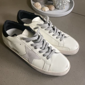 Golden goose skor  - Säljer ett par helt oanvända golden goose skor i storlek 42. Hör av dig vid frågor, pris kan diskuteras 