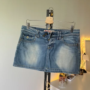 Denim jeanskjol  - Jättesnygg miss denim jeanskjol med 43cm midja och 32cm lång💕Inga skador eller defekter vad jag kan se
