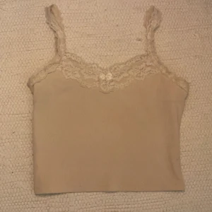 Vit lace linne - Jättefin vit- beige linne med rossett som är använd några gånger men inte har några fläckar/ skador.