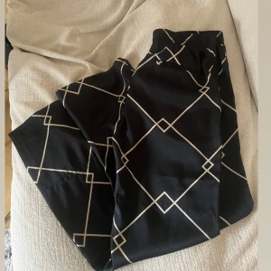 Neo noir byxor  - Så snygga & sköna (!) byxor från Neo noir i storlek 38🖤 Sparsamt använda, nypris 749kr. Mörkblåa