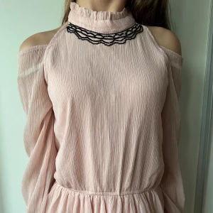 Ljusrosa långärmad klänning - Säljer denna ljusrosa klänning från Lindex💕