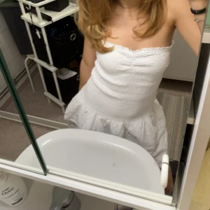 volangklänning - säljer denna trendiga klänningen från Gina tricot, använd 1 gång! Storlek M men passar mig som har xs/s pga att den är stretshig!🩷