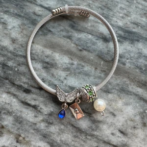 Armband med berlocker - Väldigt bra skick, fina berlocker och rostfritt stål. 