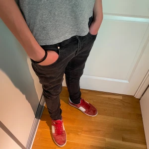 Tiger of Sweden jeans - Tja säljer as feta svarta tiger of Sweden jeans. Storlek 31/32. De är i perfekt skick. Nypris 1600 mitt pris 125