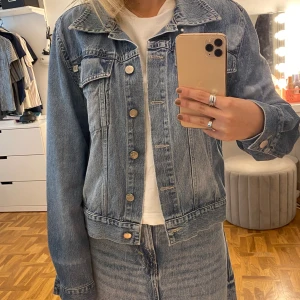 Jeansjacka  - Säljer min ljusa jeansjacka som är i storlek S
