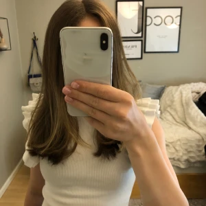 Vit volang t-shirt - Säljer denna vita volang t-shirten från zara. Den är i fint skick och säljs inte längre och perfekt till sommaren🤍