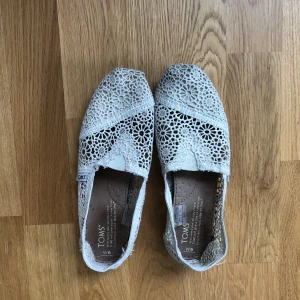 TOMS sandaler  - Sandaler från TOMS, sparsamt använda 🩷 tryck gärna på köp nu! 