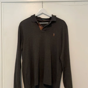 Ralph lauren långärmad pike - Säljer nu min skit snygga Ralph lauren långärmad piké. Anledningen för att jag säljer är för att den inte kommer till användning längre. Perfekt för sommaren om du vill få alla guzzar.🌅🥂🍾