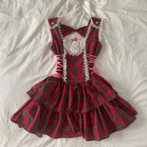 Lolita klänning  - Röd rutig lolita klänning från Devilinspired. Har rosa band på sidan för att dra åt runt midjan.