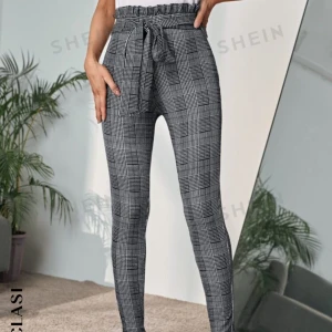 Fina professionella byxor med knut - Dunder byxor som passar bra vid alla olika sammanhang. Nästan helt nya då jag knappt använt de. De har hängt garderoben men känner att någon annan kan iallafall få njuta av dessa perfekta byxorna. Väldigt stretchiga! Är 172cm o de är perfekt längd